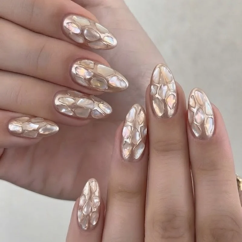 Iridescent chrome and mother-of-pearl Arirang nail set in champagne and rose gold, high-shine finish