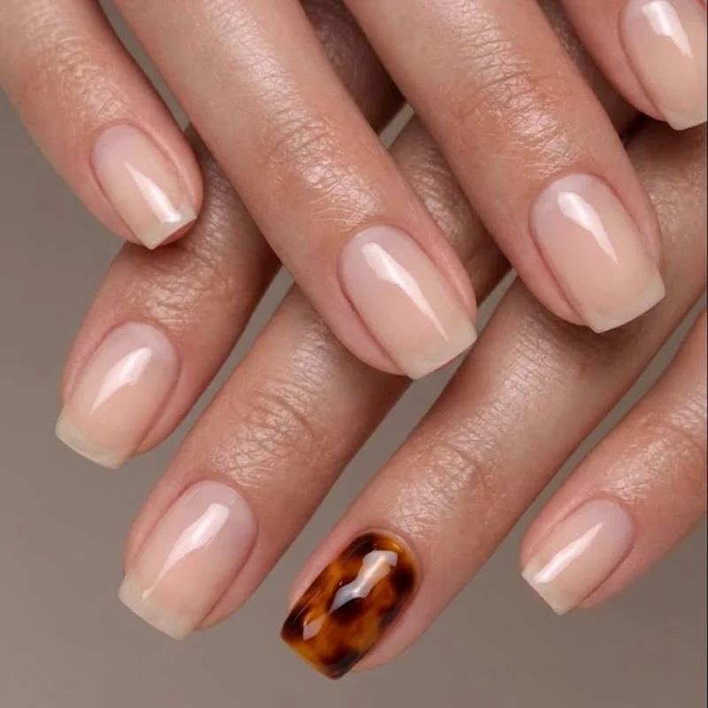 Short fall nails gradient ombre from mocha to espresso in vertical blend technique