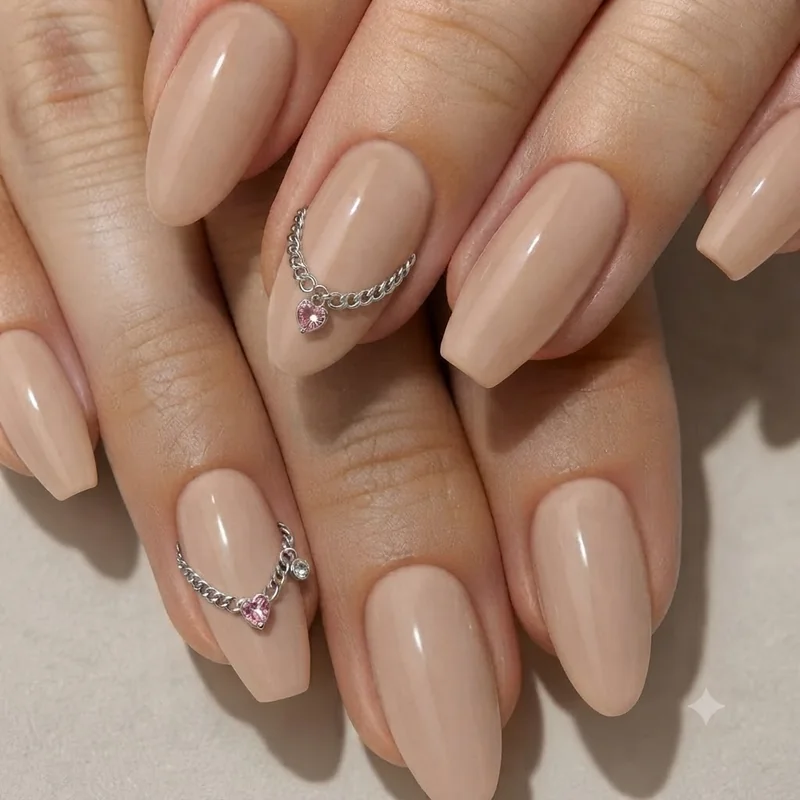 Heart necklace charm nail design inspired by Lizzie McGuire Y2K accessory aesthetic