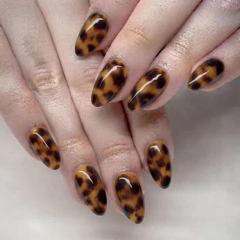 Refined tortoiseshell nail art in muted amber and espresso tones for october nail trends