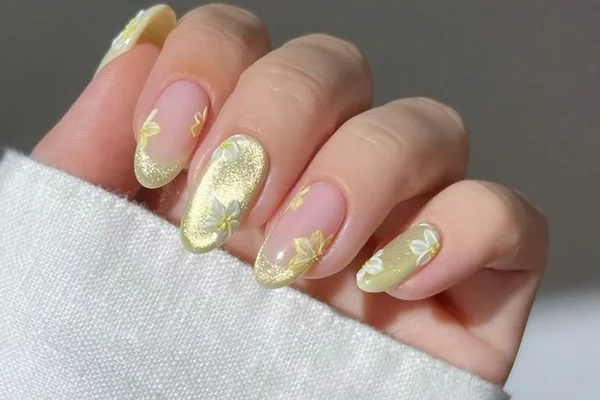 Spring 2025 butter yellow chrome nails with holographic shimmer shift almond shape for trendy pastel look