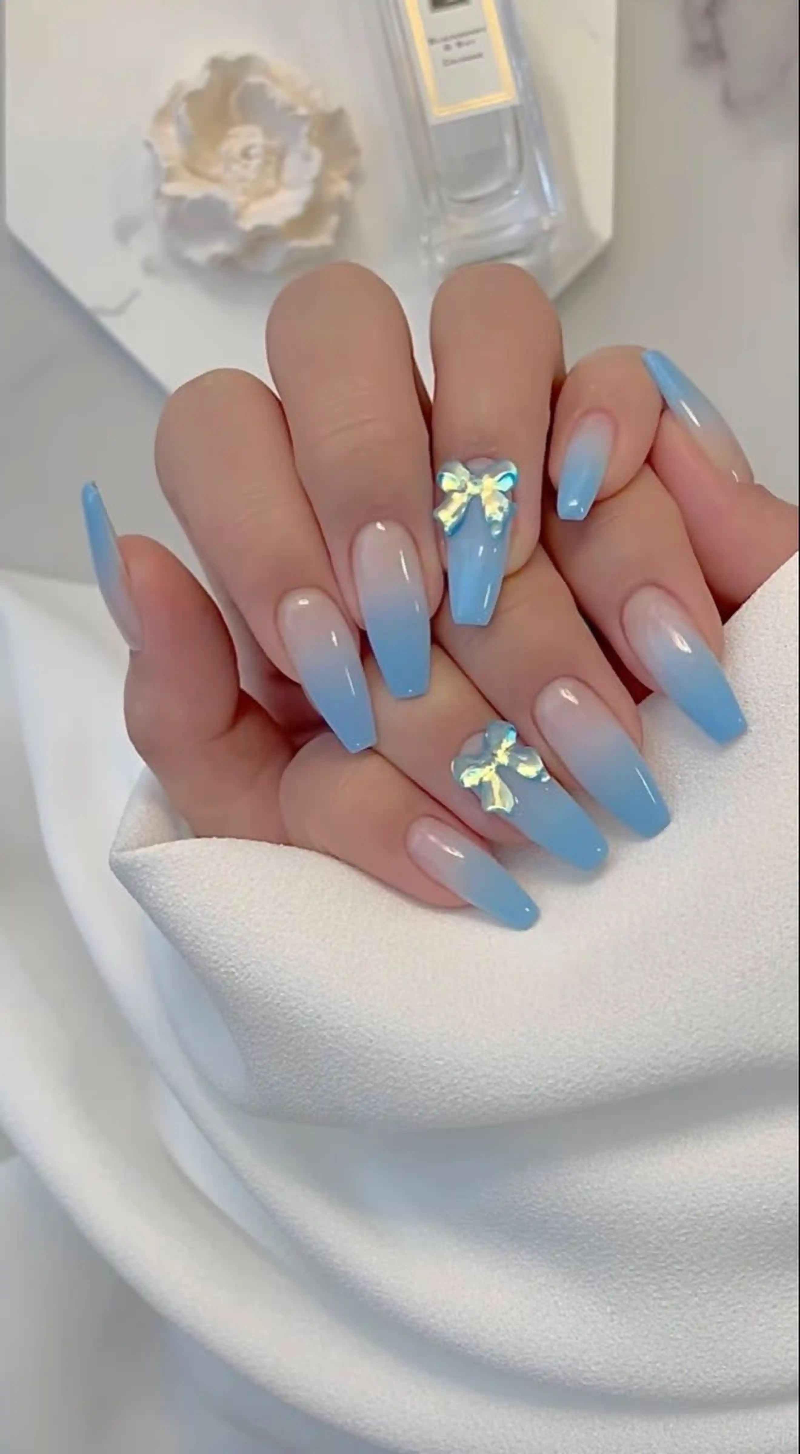 Silver chrome coffin mirror metallic nails creating futuristic trendy party manicure for night events