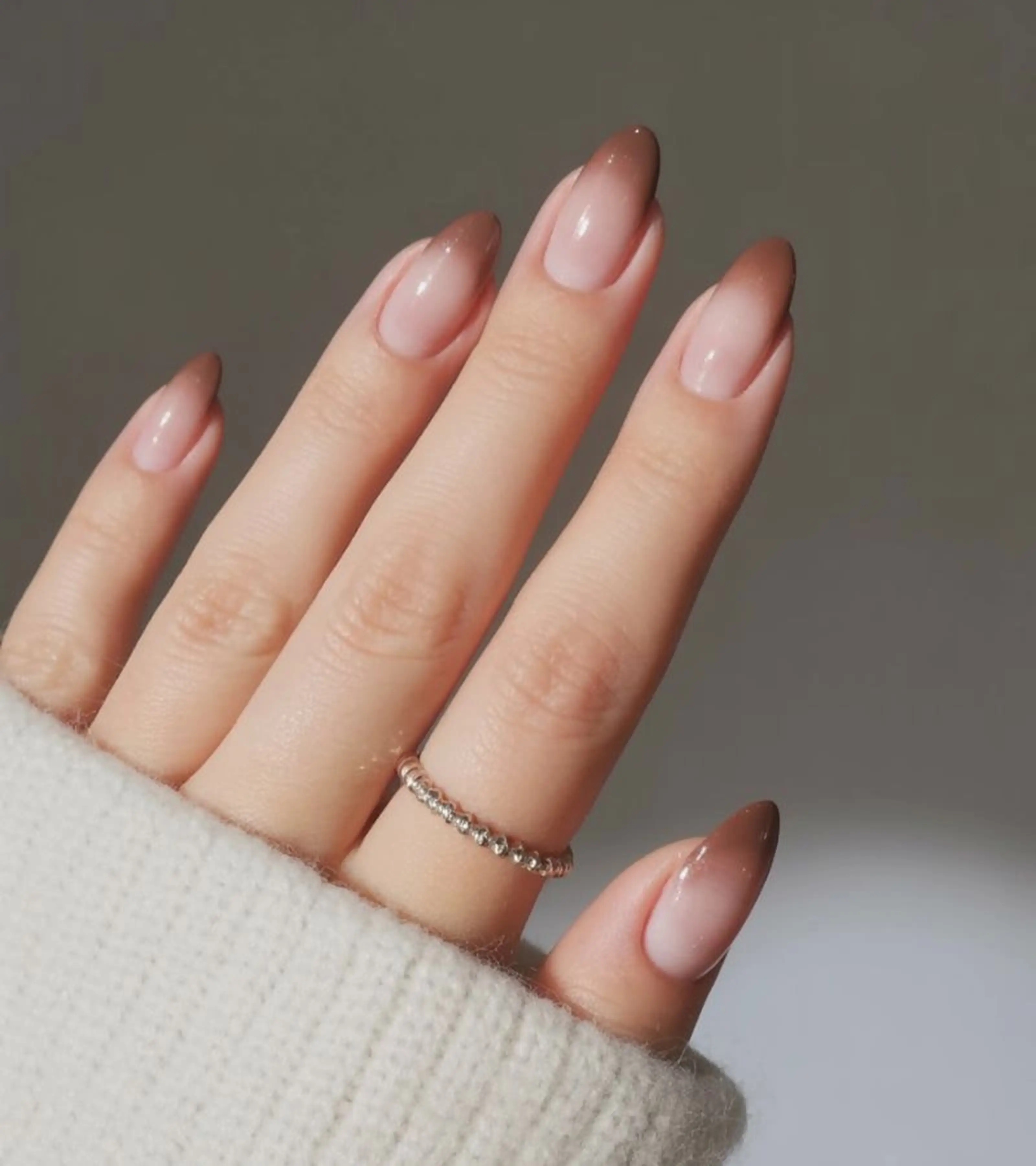 Caramel nude ombre warm brown gradient autumn nails creating cozy neutral elegant manicure fall