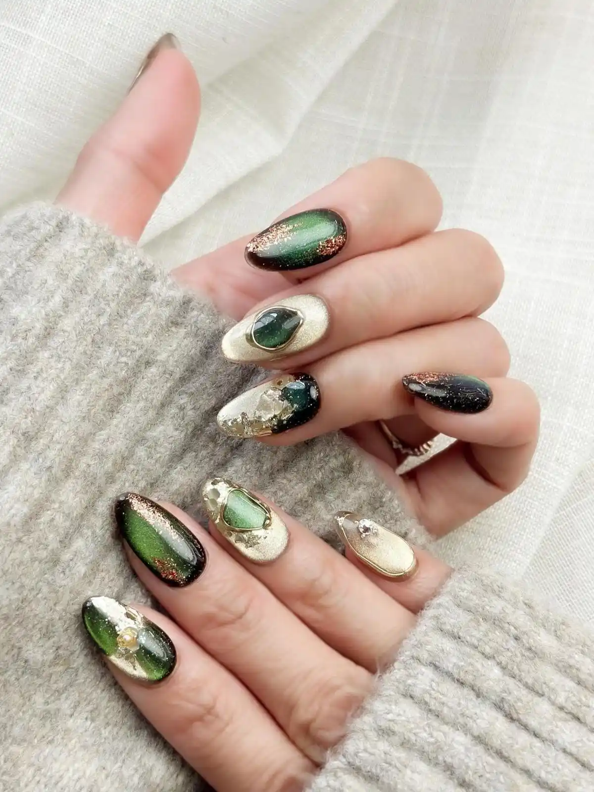 Emerald velvet cat eye nails with 3D gems magnetic creating luxury winter wedding manicure design perfect for bridal party style